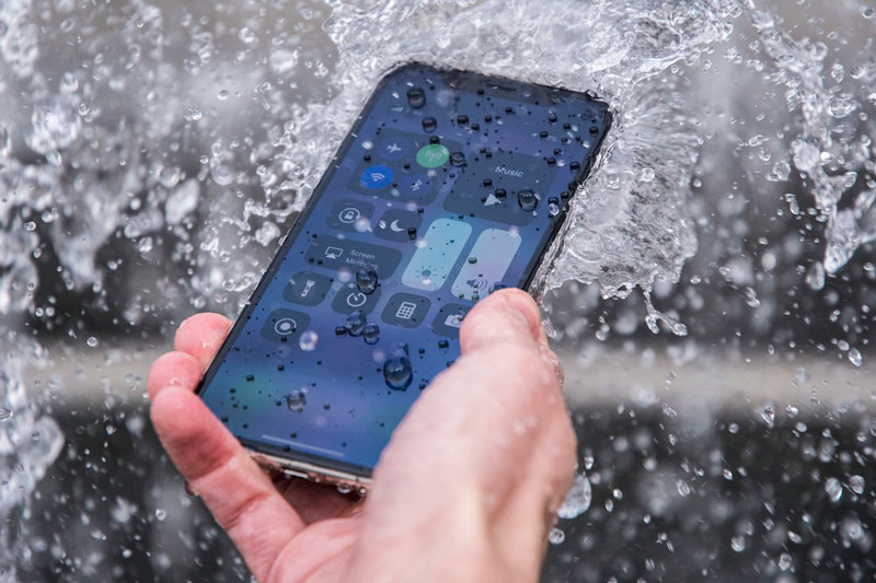 Làm rơi smartphone xuống nước, cần xử lý thế nào?