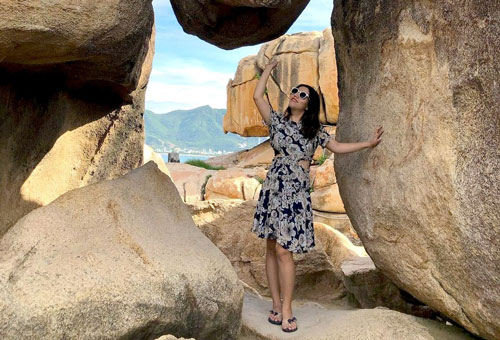 Nơi nào ở Nha Trang có tảng đá chênh vênh thu hút khách?