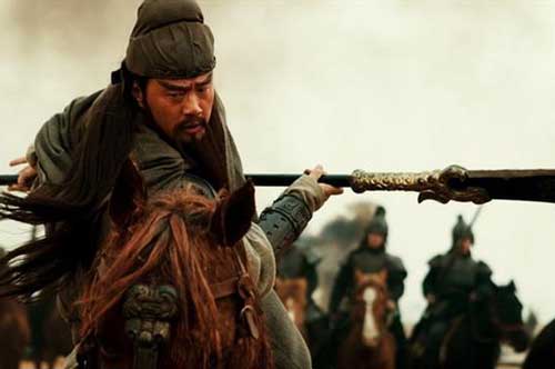 Quan Vũ võ nghệ cao cường ít ai địch nổi, tại sao khi đánh trận lại rất hay bị trúng tên trong khi Triệu Vân chưa từng bị một lần?