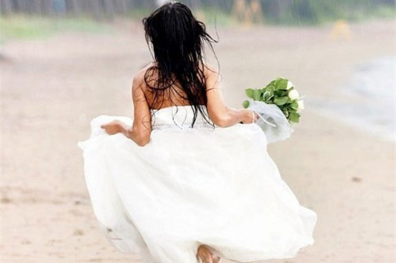 Kết đắng khi chú rể bắt cô dâu trả tiền thuê váy cưới