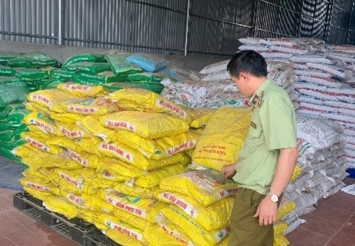 Sơn La: Xử lý cơ sở kinh doanh gần 2 tấn phân bón đã hết hạn sử dụng