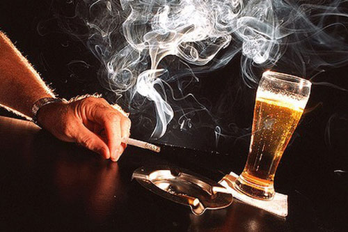 Uống rượu bia và hút thuốc lá cùng một lúc gây hại đến mức nào?