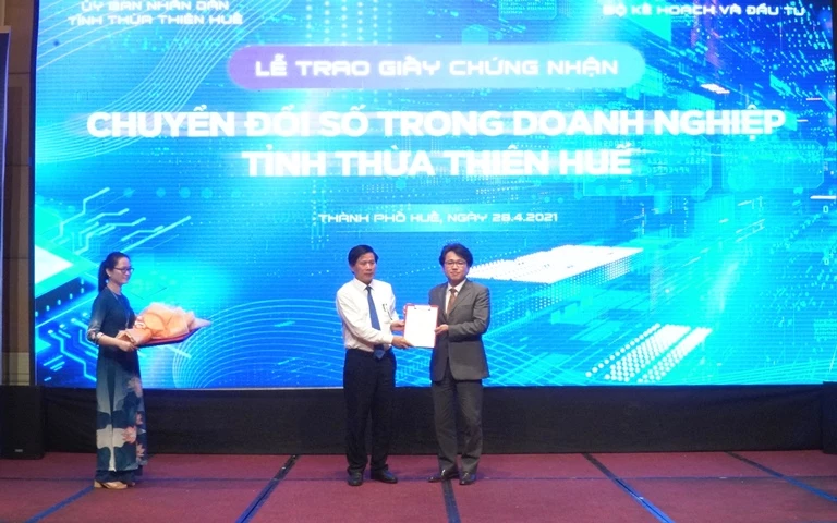 Giám đốc Sở Kế hoạch và Đầu tư tỉnh Thừa Thiên Huế Nguyễn Đại Vui đã trao trao Giấy chứng nhận đăng ký đầu tưdự án Khu công viên phần mềm, công nghệ thông tin tập trung Thừa Thiên Huế 