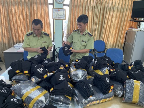 Thu giữ gần 2.000 khẩu trang giả mạo nhãn hiệu Gucci, Puma tại Hà Nội