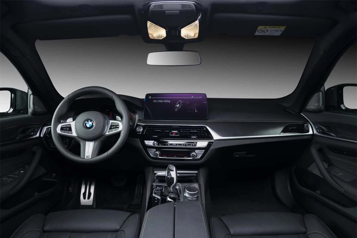 Khoang nội thất của 5-Series LCI còn được thừa hưởng những trang bị cao cấp nhất từ BMW 7 Series và BMW X7 bao gồm đèn viền nội thất mới, hệ thống tạo ion và hương thơm nội thất (Ambient air), ghế bọc da Dakota cao cấp.