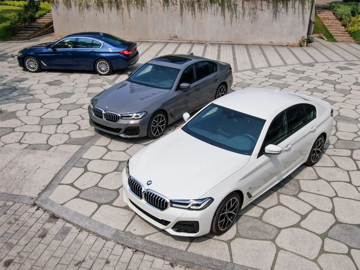 BMW 5-Series 2021 là bản nâng cấp (facelift) giữa chu kỳ thế hệ G30 (thế hệ 5-Series thứ 7), từng ra mắt thế giới hồi tháng 5/2020. Những bản nâng cấp này được BMW gọi với tên riêng là LCI (Life Cycle Impulse), với những thay đổi về kiểu dáng, được bổ sung thêm công nghệ và thay đổi hiệu năng vận hành của động cơ, trong khi khung gầm vẫn giữ nguyên.