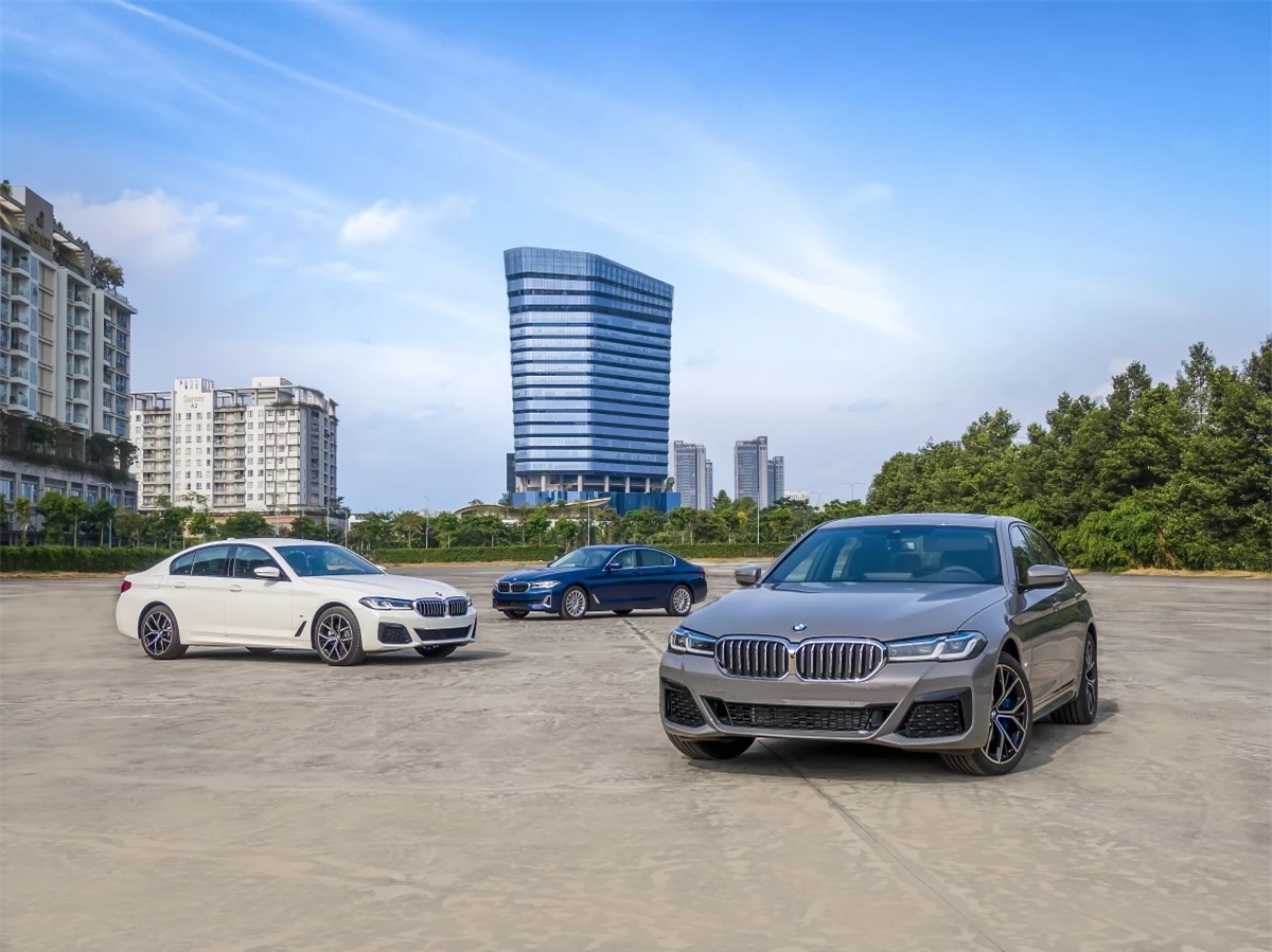 Ở bản này, BMW 5-Series sở hữu ngoại hình hiện đại và hầm hố hơn. Những thay đổi đáng chú ý ở ngoại hình gồm lưới tản nhiệt được mở rộng hơn, cụm đèn trước được làm vuông vức hơn với đèn định vị được tạo hình 2 chữ L tương tự 7-Series. Đường viền của đèn pha được thiết kế mỏng hơn mang lại nét hiện đại.