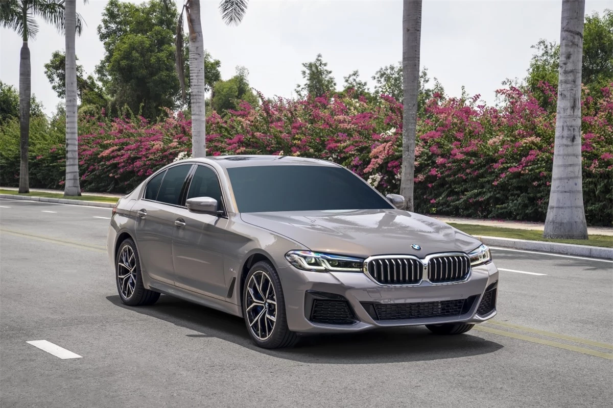 BMW 530i M Sport là phiên bản cao cấp nhất được trang bị hệ thống treo thích ứng, có thể điều chỉnh độ cứng/mềm tùy theo chế độ lái. Các phiên bản còn lại của 5-Series mới được trang bị hệ thống treo tiêu chuẩn. Xe có thêm trang bị cửa sổ trời.