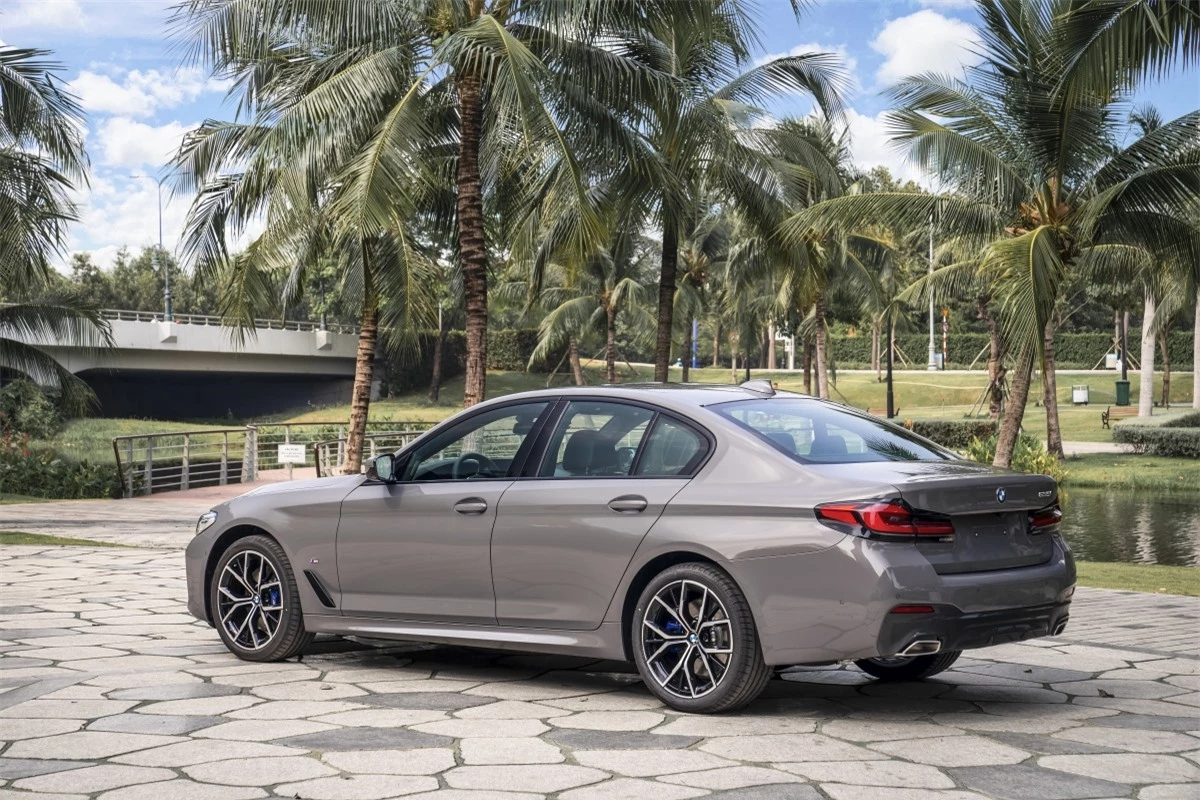 BMW trang bị cho 530i M Sport động cơ B48 tương tự như những phiên bản trên nhưng được tinh chỉnh để cho ra công suất cực đại 252 mã lực và mô-men xoắn 350 Nm. Khối động cơ này kết hợp với hộp số tự động Steptronic 8 cấp, hệ dẫn động cầu sau. Phiên bản này được bán ra với giá từ 3,289 tỷ đồng. 