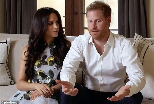 Nữ hoàng Anh lần đầu xuất hiện công khai sau tang lễ của chồng, nhà Meghan Markle tranh thủ ra thông báo quan trọng - Ảnh 4.