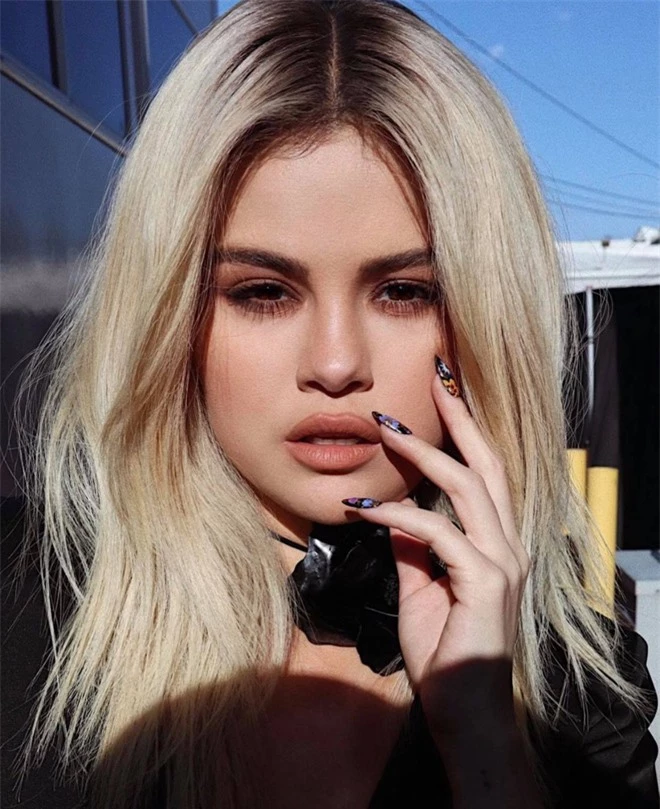 Selena Gomez gây bão với ảnh cận cảnh visual xinh ngất sau khi đổi tóc bạch kim, nhưng sao Hailey - Justin Bieber lại bị réo tên? - Ảnh 1.