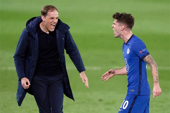 HLV Tuchel ăn mừng với Pulisic sau bàn mở tỷ số sớm