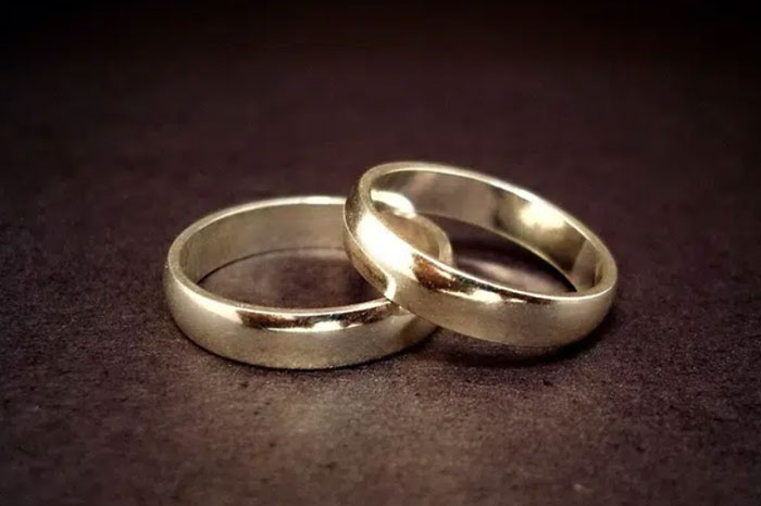 Lựa tới lựa lui một hồi, chồng tương lai chọn ngay cặp nhẫn cưới khiến tôi tái mặt vì sốc