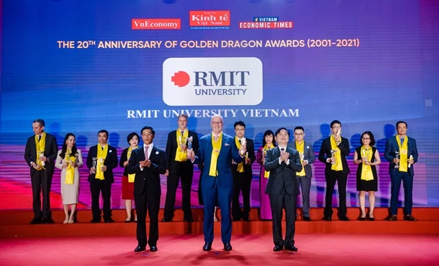 :   Hình 1: Ông Phillip Dowler, Trưởng cơ sở Hà Nội của Đại học RMIT, thay mặt nhà trường nhận Giải thưởng Rồng Vàng tại buổi lễ diễn ra ở Hà Nội ngày 26/4/2021.