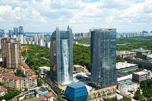 Kinh ngạc thác nước hơn 100m từ tòa nhà chọc trời ở Trung Quốc
