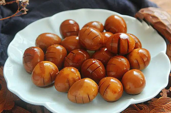 Om trứng cút không cần nước, thêm thứ này vào lại được món ngon không tưởng