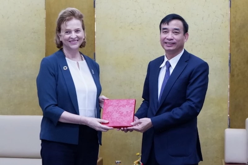 Chủ tịch UBND thành phố Lê Trung Chinh tiếp bà Caitlin Wiesen, Trưởng Đại diện Văn phòng thường trú Chương trình Phát triển Liên hiệp quốc tại Việt Nam (UNDP)