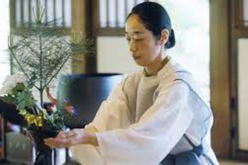 Mẹ chồng tuần nào cũng mua hoa cắm trong phòng ngủ vợ chồng tôi, không ngờ là "lễ vật" dành cho dâu cũ