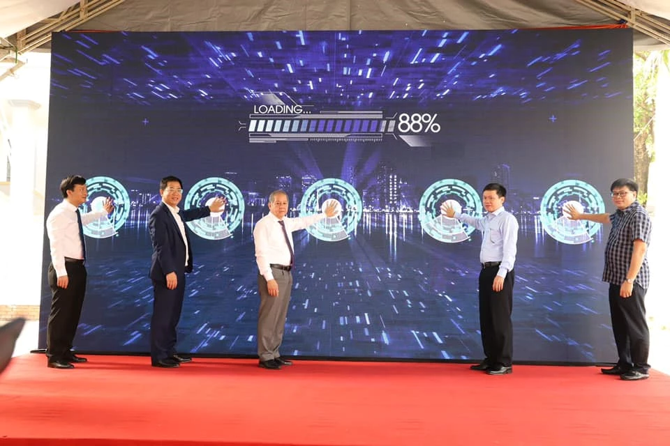 Chủ tịch UBND tỉnh Thừa Thiên Huế cùng các đại biểu bấm nút khai trương Trung tâm Huế IoT Innovation Hub.
