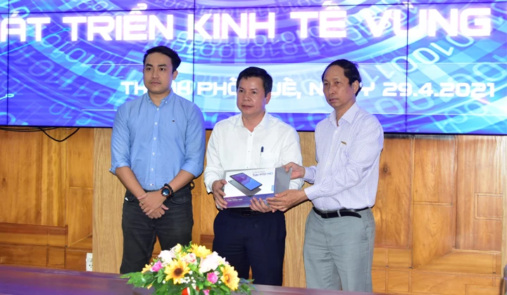 Hội Tin học TP.HCM phối hợp cùng Tập đoàn Lenovo Việt Nam tặng 3 thiết bị công nghệcho các em học sinh giỏi có hoàn cảnh khó khăn ở tỉnh Thừa Thiên Huế  