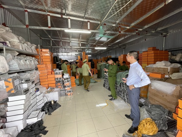 Chuyển hồ sơ vụ kho hàng giả mạo nhãn hiệu tại Nam Định sang Công an điều tra