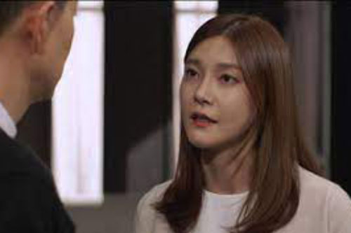 Vừa đụng đũa ăn cơm thì bố chồng hất tung mâm bát, nàng dâu ấm ức chỉ vì bát canh rau đay