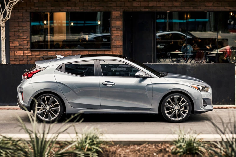 5. Hyundai Veloster 2021 (giá khởi điểm: 18.900 USD, điểm an toàn của US News: 9,7/10).