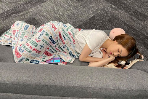 Nhan sắc thật của Ngọc Trinh bị Huy Khánh "dìm" mọi lúc mọi nơi