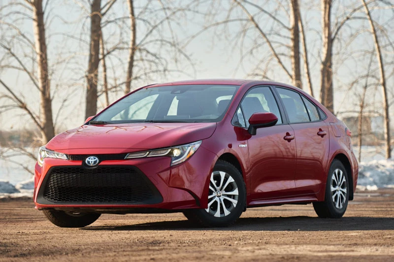 7. Toyota Corolla Hybrid 2021 (giá khởi điểm: 23.600 USD, điểm an toàn của US News: 9,7/10).