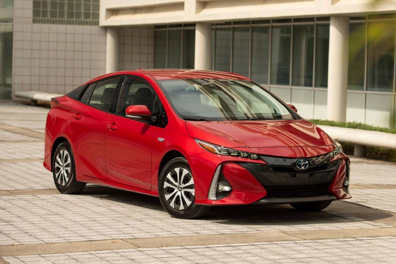 8. Toyota Prius Prime 2021 (giá khởi điểm: 28.220 USD, điểm an toàn của US News: 9,6/10).