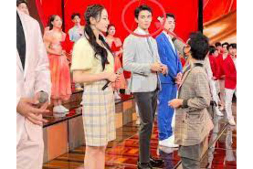 Địch Lệ Nhiệt Ba để tóc bím cực xinh đi show với Ngô Lỗi, nhà trai gây chú ý vì ánh mắt tình tứ dành cho nhà gái