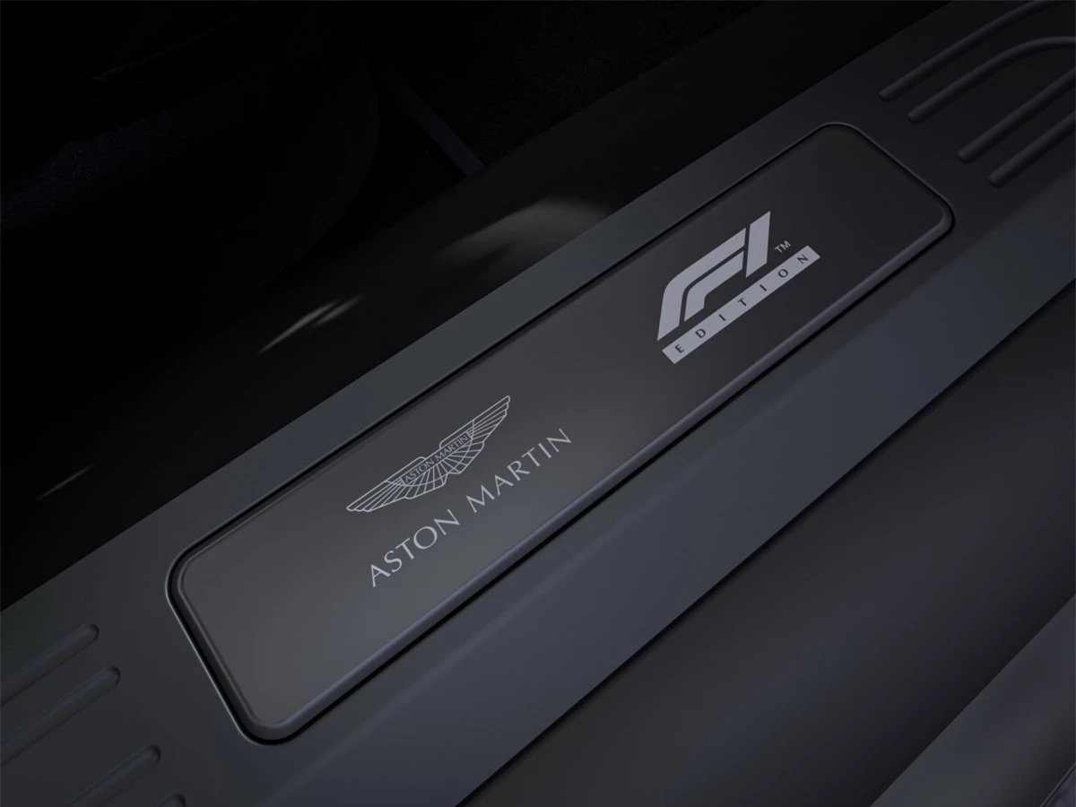 Ở bệ cửa, logo Aston Martin và tên bản đặc biệt “F1 Edition” sẽ được khắc trên một tấm kim loại.