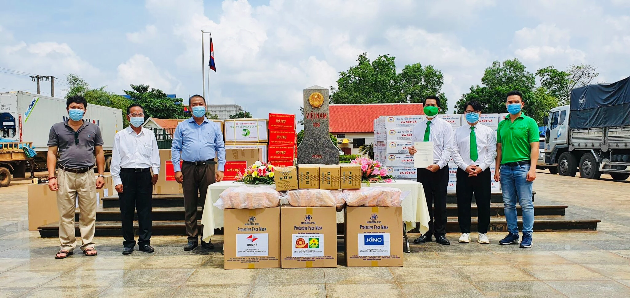 Đại diện Tập đoàn Mai Linh bàn giao lương thực, thiết bị y tế cho Đại sứ quán Việt Nam tại Campuchia.