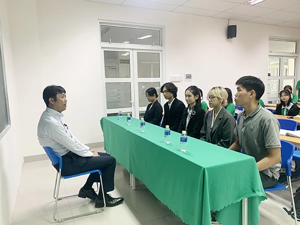 Nhà tuyển dụng Nhật Bản đang trực tiếp phỏng vấn các sinh viên ĐH Đông Á