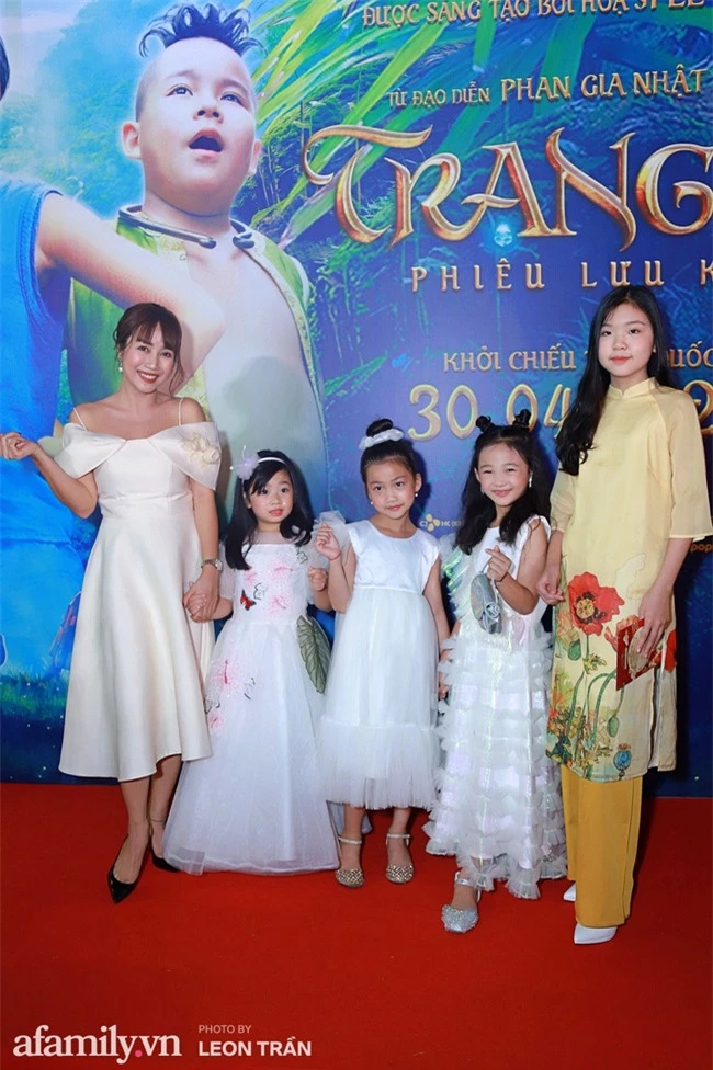 Xuân Lan diện đồ áo dài đôi xuất hiện bên chồng và con gái sau khi bị Nathan Lee bóc phốt “bẩn tính nhất showbiz Việt” - Ảnh 12.