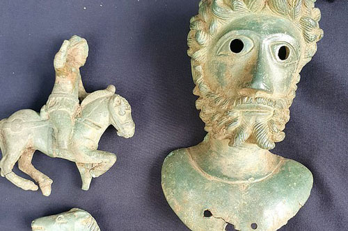 Nhặt 4 mảnh kim loại giữa đồng, bán được… 125.000 USD