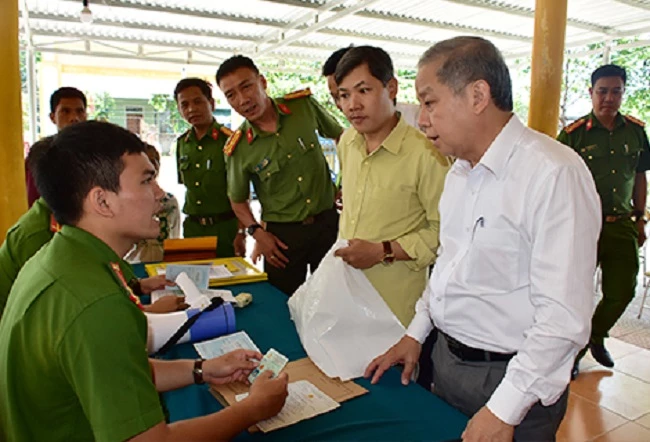 Chủ tịch UBND tỉnh Thừa Thiên Huế Phan Ngọc Thọ đã đến thăm hỏi, động viên cán bộ, chiến sỹ công an làm CCCD của Công an huyện A Lưới.