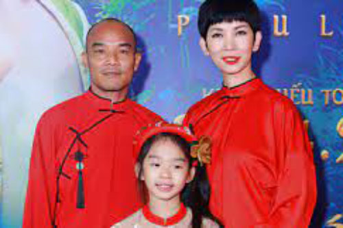Xuân Lan diện áo dài đôi xuất hiện bên chồng và con gái sau khi bị Nathan Lee bóc phốt “bẩn tính nhất showbiz Việt”