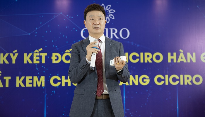 Ông Lee Min Keon – Giám đốc đại diện nhà máy CICIRO Hàn Quốc chia sẻ về các tính năng ưu việt của dòng sản phẩm kem chống nắng CICIRO thế hệ mới. 