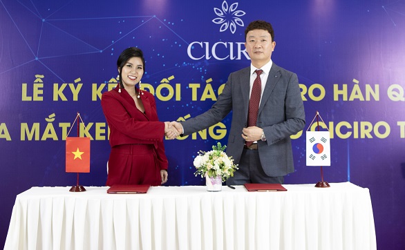 Lễ ký kết giữa Doanh nhân Trâm Tạ - Chủ thương hiệu CICIRO và đại diện nhà máy sản xuất tại Hàn Quốc. 