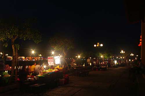 Lung linh chợ đêm phố cổ Hội An