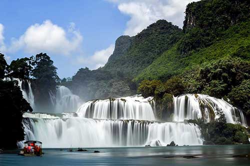 Toàn cảnh thác Bản Giốc hùng vỹ nơi biên cương