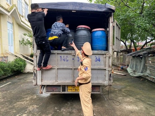 Cục QLTT Quảng Ninh phối hợp với Phòng Cảnh sát giao thông (Công an tỉnh) khám xe ô tô BKS: 14C-157.84 do ông Nguyễn Văn Minh là lái xe kiêm chủ hàng của 2 tấn lòng lợn.