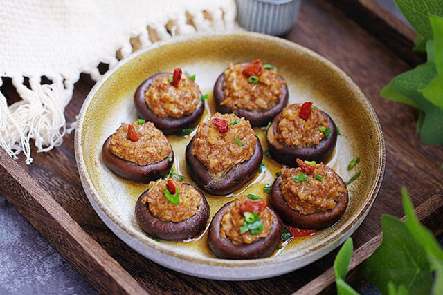 Nhà chỉ còn ít thịt băm, đem nhồi ngay vào nấm lại được món ngon chồng tưởng mua ngoài hàng