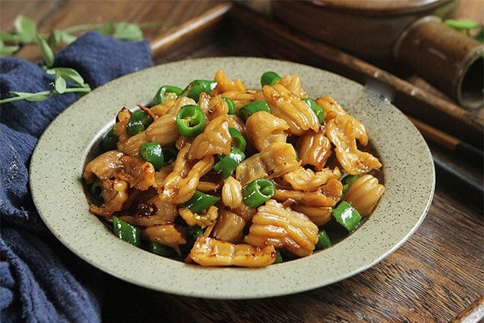 Được cho ít hàm lợn, vợ đem xào được món ngon, chồng con ăn đã miệng