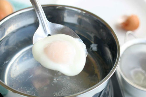 Mẹo chần trứng cực ngon, không sợ vỡ nát của đầu bếp nhà hàng 5 sao