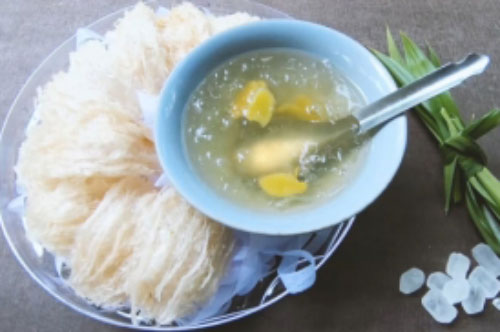 Tổ yến rất bổ nhưng trẻ ở độ tuổi này dùng không hề có lợi, mẹ cần lưu ý