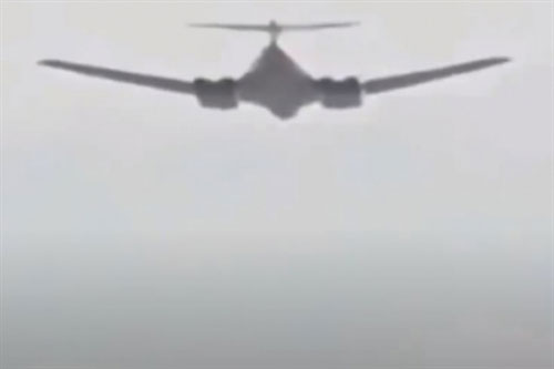 Tu-160 "xuyên thủng" hai chiếc F-35 kèm sát bằng siêu tốc độ?
