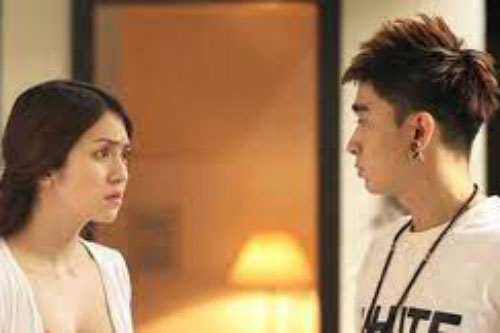 Đưa con gái đến lớp, tôi ôm chầm lấy thầy giáo nhưng người đứng phía sau khiến tôi hoảng hồn