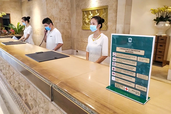 Nhân viên lễ tân của Furama Resort Đà Nẵng tuân thủ nghiêm thông điệp 5K của Bộ Y tế